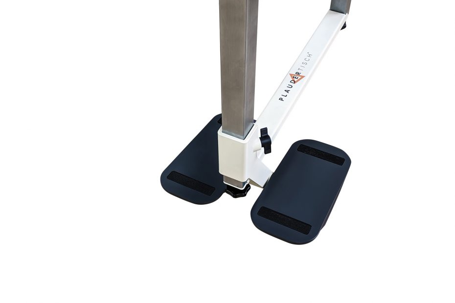 Plaudertisch Übungsgerät Nähmaschine mit zwei Trittflächen für die Füße vor weißem Hintergrund