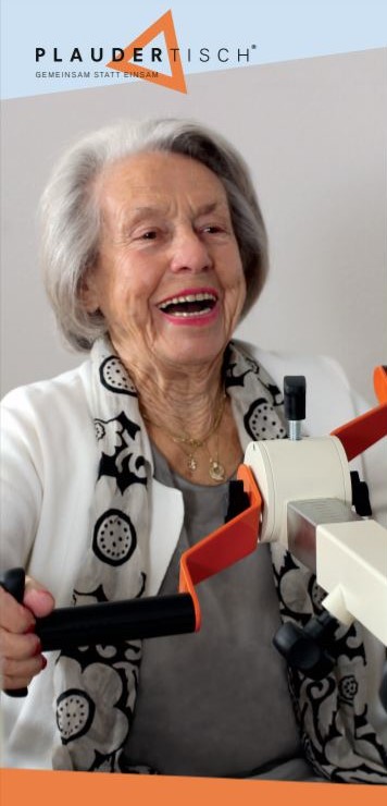 Cover des Plaudertisch-Flyers mit dem Bild einer lachenden Seniorin am Plaudertisch
