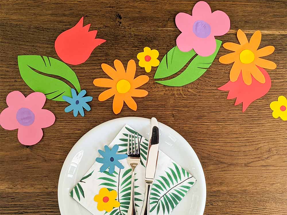Basteln für Sommerfest Seniorenheim: Blüten und Blätter als Tischdekoration