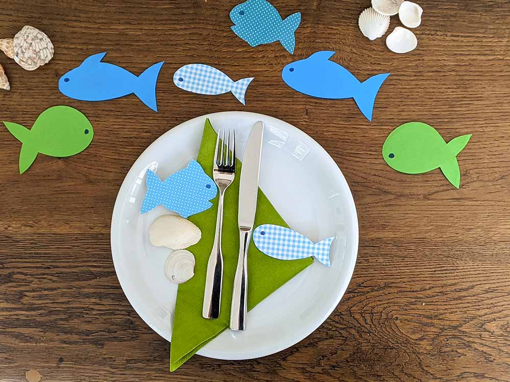Basteln für Sommerfest Seniorenheim: Fischschwarn und Muscheln als Tischdekoration