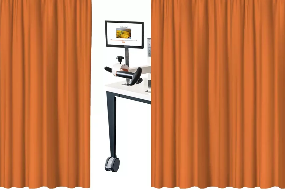 Ein Plaudertisch mit einem Bildschirm wird links und rechts größtenteils von einem Vorhang verhüllt