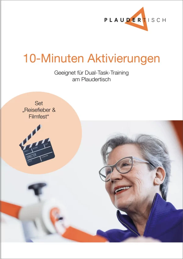 Das Bild zeigt das Cover der Kurzaktivierungen zu den Themen Reisefieber und Filmfest für das Training am Plaudertisch. Eine Seniorin sitzt am Plaudertisch und lacht. Eine Filmklappe wird als thematisches Symbol für das Set verwendet.