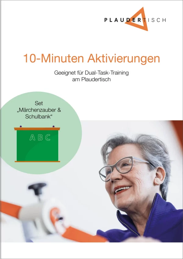 Das Bild zeigt die Titelseite der 10-Minuten Aktivierungen zu den Themen Märchenzauber und Schulbank, die sich für ein Dual-Task-Training am Plaudertisch eignen. Eine Schultafel ist das Symbol dieses Aufgabensets. Eine Senioren im blauen Pullover sitzt an einem Übungsgerät des Plaudertischs.