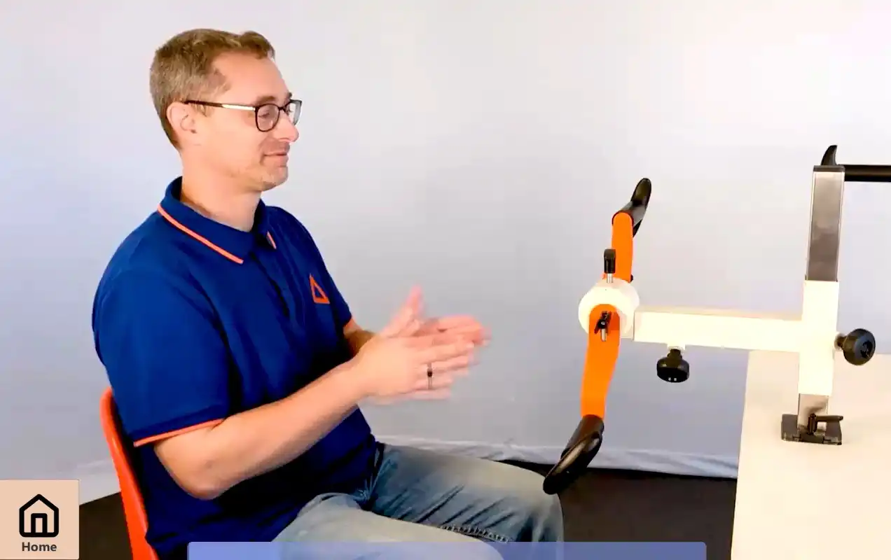 Tablet zeigt eine Person, die Bewegungsübungen vormacht; eine spielende Person sitzt davor und macht die Übung nach.