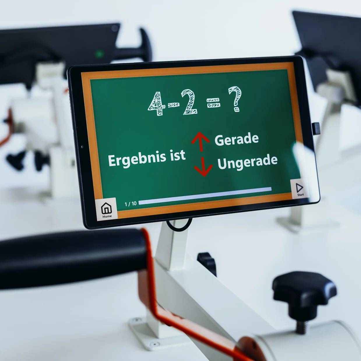 Tablet am digitalen Plaudertisch zeigt Rechenspiel