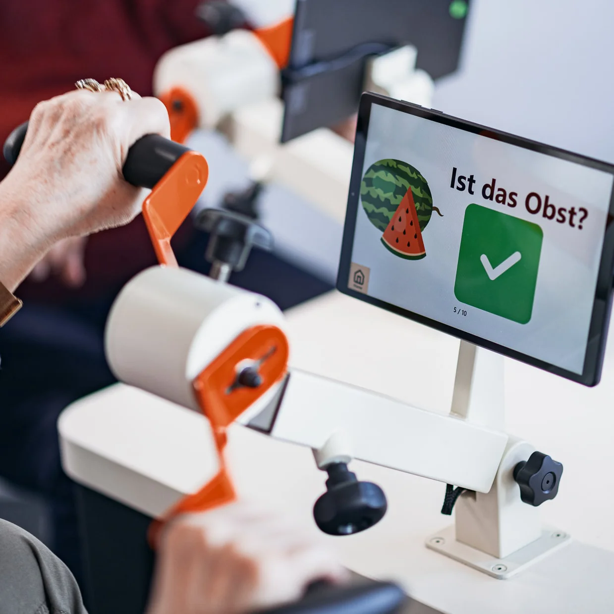 Tablet zeigt Obst und Gemuesespiel am digitalen Plaudertisch