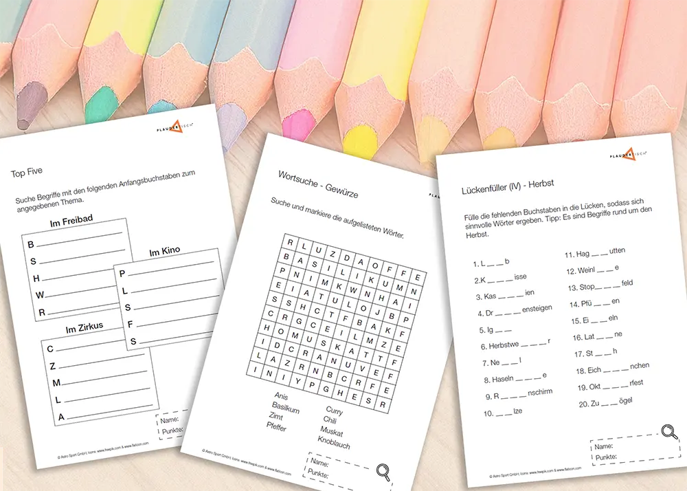 3 Blätter mit Rätselaufgaben liegen vor einem Hintergrundbild mit farbigen Buntstiften